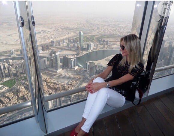 'Observando a 'minicidade' do Burj Khalifa... 160 andares (828 metros). Chocada! Tudo virou formiga', legendou Ana Paula Siebert na janela do Burj Khalifa, em Dubai