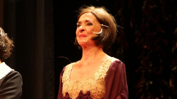 Betty Faria chora em teatro ao receber homenagem por seu aniversário de 74 anos