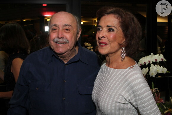 Mauro Mendonça foi parabenizar a amiga Betty Faria por seus 74 anos 