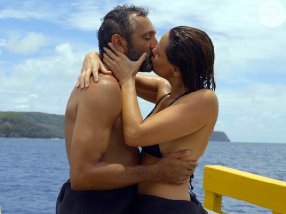 Miguel (Domingos Montagner) é flagrado por Lígia beijando Marina (Vanessa Gerbelli), em 'Sete Vidas'
