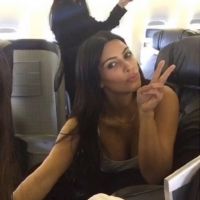 Kim Kardashian mostra foto em voo a caminho do Brasil: 'Aí vamos nós'