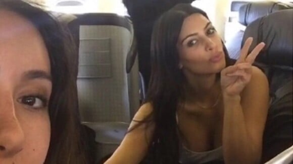 Kim Kardashian mostra foto em voo a caminho do Brasil: 'Aí vamos nós'