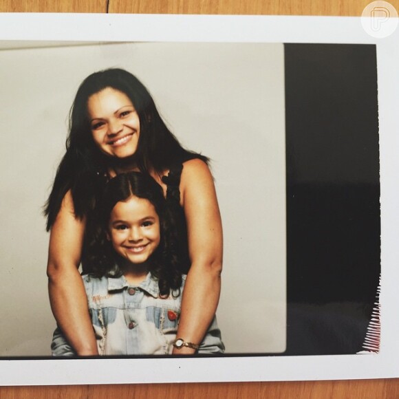 Bruna Marquezine publicou foto dela criança em seu perfil no Instagram para homenagear a mãe neste domingo