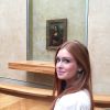Como uma boa turista, Marina não perdeu a chance de fazer um registro com a famosa obra "Mona Lisa", de Leonardo da Vinci, no Museu do Louvre