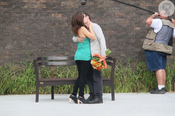Wilson (Marco Ricca) dá um beijo apaixonado em Charlene (Mayana Neiva), em 'Sangue Bom'