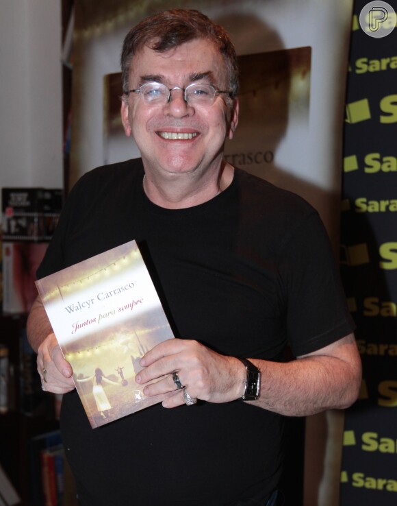 Walcyr Carrasco segurando o livro 'Juntos para Sempre': 'Daria uma excelente novela'