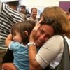 Carol Barcellos se emociona ao rever encontro com a família no Brasil: 'Quis abraçar minha filha'