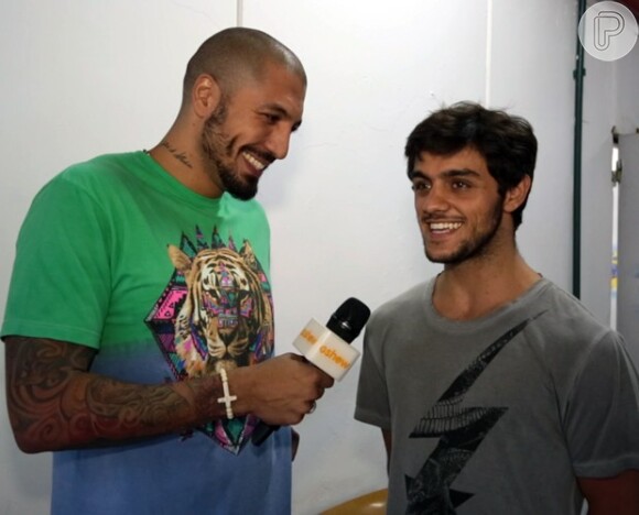 Já Fernando, do 'BBB15', entrevistou Felipe Simas, o vilão de 'Malhação Sonhos', e falou sobre capoeira; 'A gente brinca que aprendemos a gingar antes de andar, na barriga da mãe'