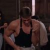 Em cena de 'Kickboxer: O Desafio do Dragão', Jean-Claude Van Damme aparece fazendo uma dancinha engraçada