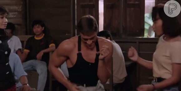 Em cena de 'Kickboxer: O Desafio do Dragão', Jean-Claude Van Damme aparece fazendo uma dancinha engraçada