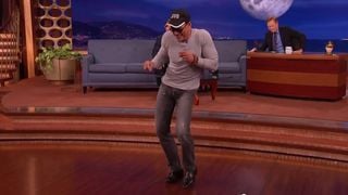 Jean-Claude Van Damme reproduz dança sexy de filme estrelado em 1989