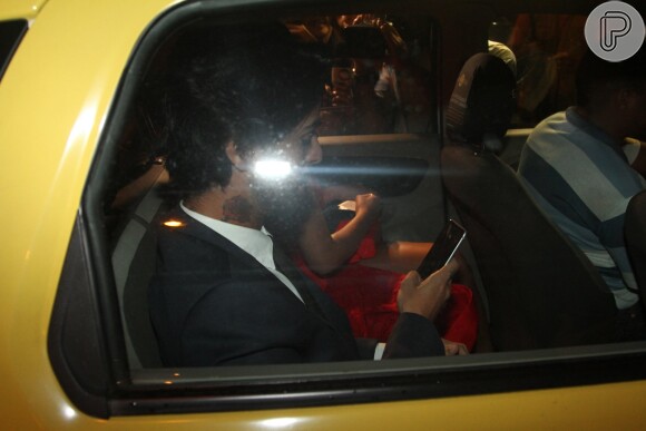 Bruna Marquezine chega de táxi à festa de casamento da cantora Preta Gil e Rodrigo Godoy