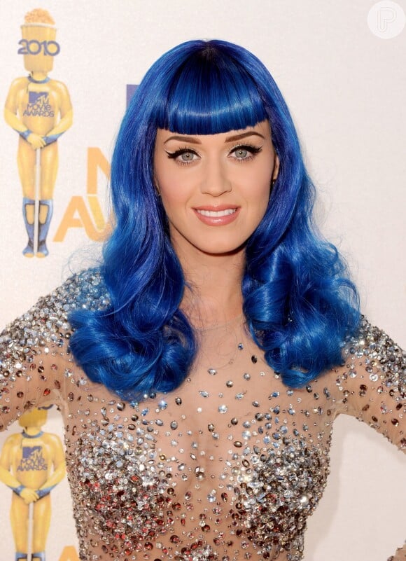 Durante a turnê 'California Gurls', Katy Perry se apresentou com uma peruca azul