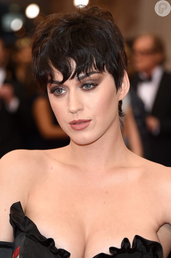 No Met Gala 2015, que aconteceu no início do mês em Nova York, Katy Perry usou uma peruca preta no estilo "joãozinho"