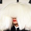 Sia ousou com uma peruca que escondeu quase toda a sua cabeça no Grammy 2015