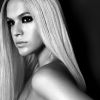 Bruna Marquezine apareceu com uma peruca loiríssima, com os fios lisos e compridos, em uma foto compartilhada pelo maquiador Fernando Torquatto