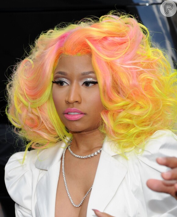 Nicki Minaj é outra celebridade que muda bastante os cabelos e adora uma peruca