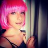 Giovanna Ewbank compartilhou em seu Instagram uma foto na qual aparece de peruca rosa curtinha