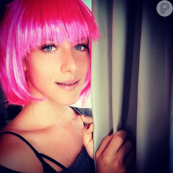 Giovanna Ewbank compartilhou em seu Instagram uma foto na qual aparece de peruca rosa curtinha