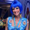 Luana Piovani escolheu uma peruca azul para conferir o desfile das escolas campeãs do Carnaval 2015