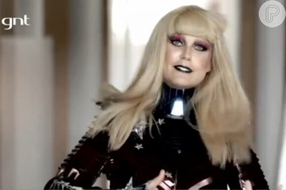 Xuxa topou o desafio de se transformar na cantora Lady Gaga no 'Superbonita' e apareceu de peruca, com os cabelos longos