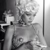 Rihanna também usou uma peruca loira no clipe 'Pour it Up'