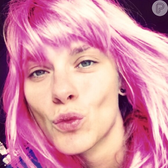 Carolina Dieckmann já apareceu de peruca rosa em foto divulgada em seu Instagram