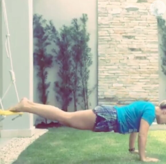 Fernanda Souza mostrou em vídeo uma série de abdominal em balanço na varanda de casa