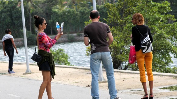 Emanuelle Araújo é abordada para tirar foto de casal, que não reconhece a atriz
