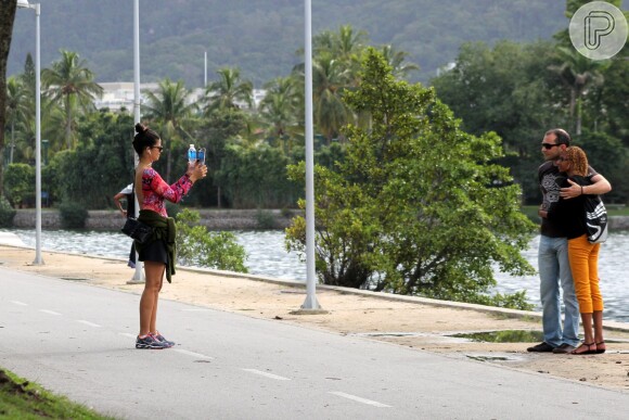Emanuelle Araújo é abordada para tirar foto de casal, que não reconhece a atriz, nesta quinta-feira, 14 de maio de 2015