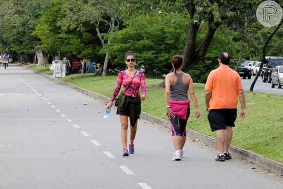 Emanuelle Araújo é abordada para tirar foto de casal, que não reconhece a atriz, nesta quinta-feira, 14 de maio de 2015