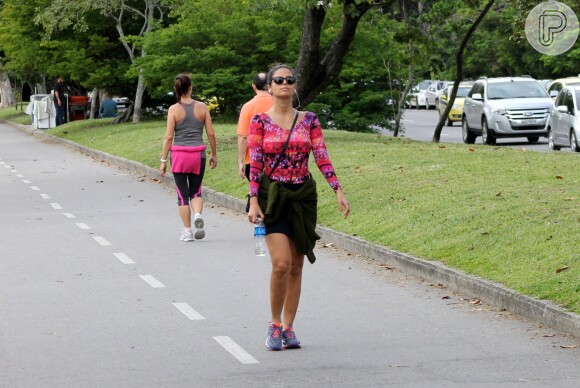 Emanuelle Araújo é abordada para tirar foto de casal, que não reconhece a atriz, nesta quinta-feira, 14 de maio de 2015