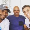 Luciano Huck tem dia de tiete em campeonato de surfe: 'Hoje cedo no WSL na Barra. Para quem gosta de esporte... Duas lendas do surf: Kelly Slater e Jojó de Olivença'