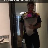 Preta Gil ganha flores do marido, Rodrigo Godoy, na lua de mel em Abu Dhabi