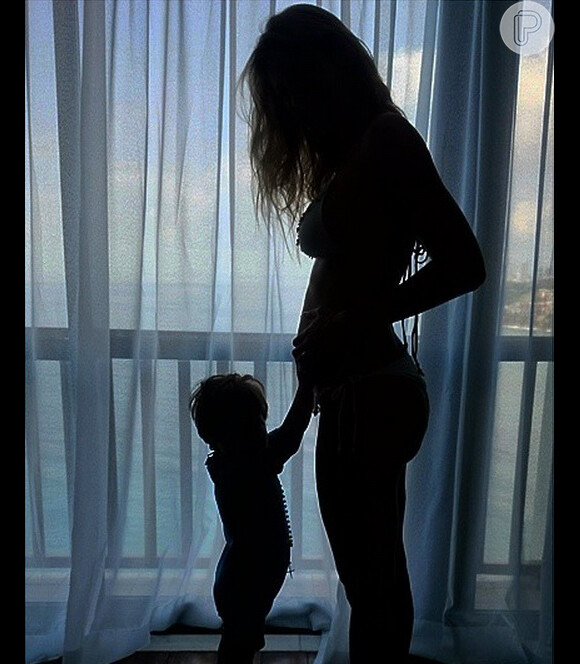 Luana Piovani comemora a gravidez de gêmeos com foto em seu perfil no Instagram ao lado do primogênito Dom, 3 anos