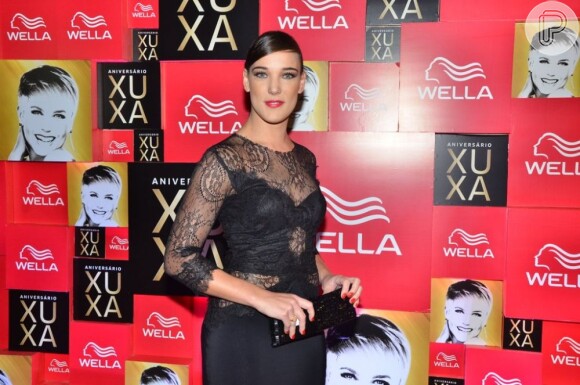 Adriana Birolli comparece à festa de 50 anos da Xuxa