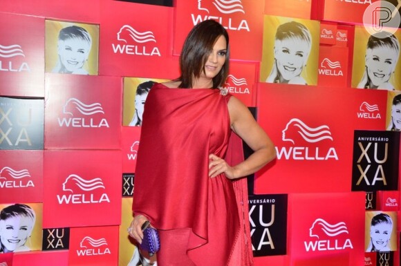 Luiza Brunet escolhe o mesmo tom do vestido de Xuxa para a festa de 50 anos da Xuxa