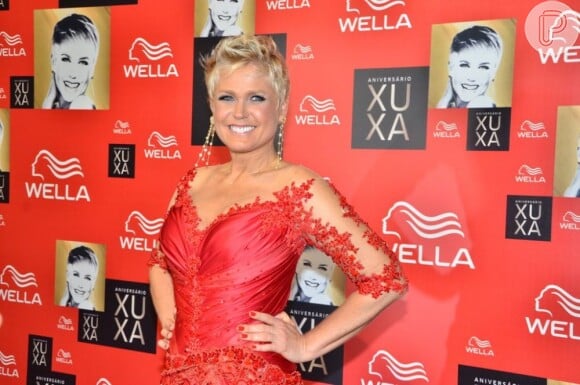 O vestido que Xuxa usa na festa dos seus 50 anos é assinado pelo estilista Samuel Cirnansck