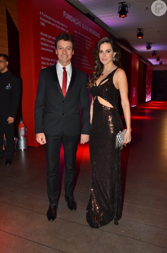 Rodrigo Faro posa ao lado de Vera Viel, na festa de 50 anos da Xuxa