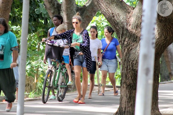 A apresentadora Fernanda Lima revezou para carregar os filhos gêmeos, João e Francisco, na garupa da bicicelta