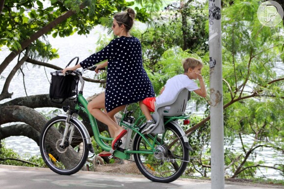 Fernanda Lima pedala com os filhos pela Lagoa Rodrigo de Freitas neste sábado, 16 de maio de 2015