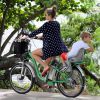 Fernanda Lima pedala com os filhos pela Lagoa Rodrigo de Freitas neste sábado, 16 de maio de 2015