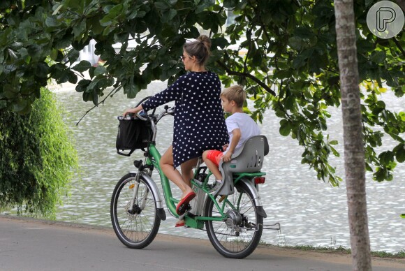 Fernanda Lima pedala com os filhos pela Lagoa Rodrigo de Freitas neste sábado, 16 de maio de 2015