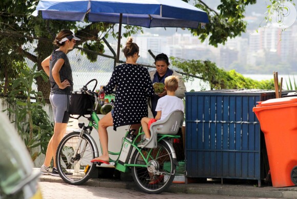 Fernanda Lima pedala com os filhos pela Lagoa Rodrigo de Freitas neste sábado, 16 de maio de 2015