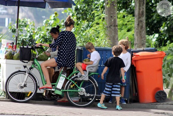 Fernanda Lima pedala com os filhos pela Lagoa Rodrigo de Freitas neste sábado, 16 de maio de 2015