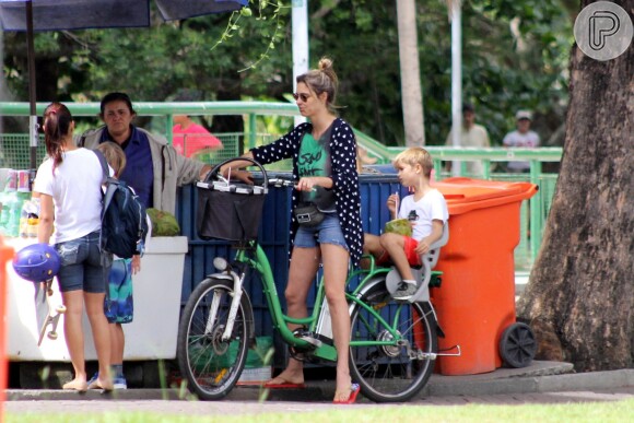 Fernanda Lima pedala com os filhos pela Lagoa Rodrigo de Freitas neste sábado, 16 de maio de 2015