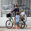 Fernanda Lima pedala com os filhos pela Lagoa Rodrigo de Freitas neste sábado, 16 de maio de 2015