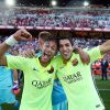 Neymar é campeão espanhol e comemora ao lado de Suárez