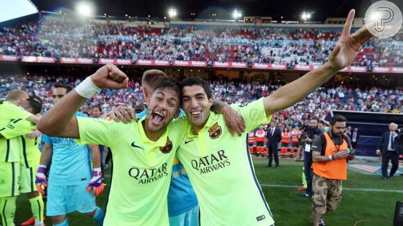 Neymar é campeão espanhol e comemora ao lado de Suárez