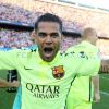 Daniel Alves vibra com título do Barcelona